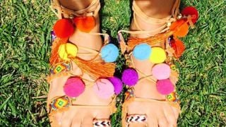 15 sandales à pompons pour un été hippie chic