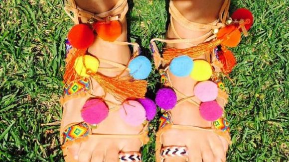 15 sandales à pompons pour un été hippie chic