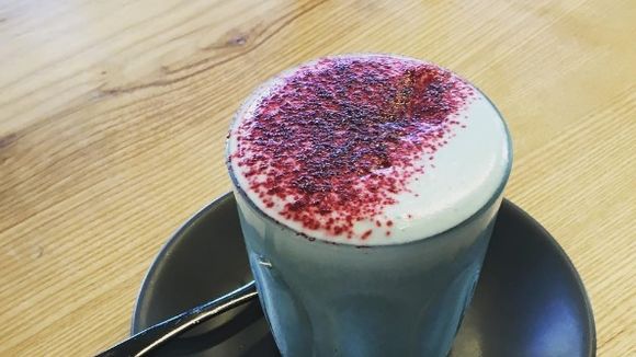 Smurf latte : c'est quoi cette boisson bleue qui buzze ?