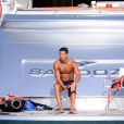 Cristiano Ronaldo s'amuse sur un yacht avec des amis lors de ses vacances à Ibiza, le 19 juillet 2016