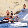 Cristiano Ronaldo s'amuse sur un yacht avec des amis lors de ses vacances à Ibiza, le 19 juillet 2016