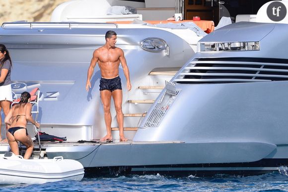 Cristiano Ronaldo s'amuse sur un yacht avec des amis lors de ses vacances à Ibiza, le 19 juillet 2016