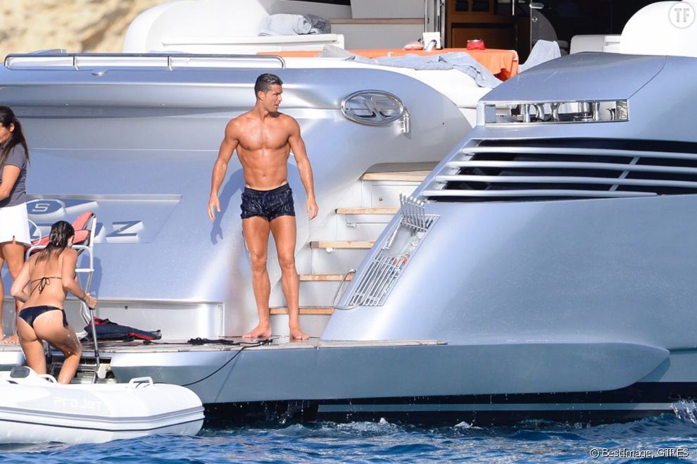 Cristiano Ronaldo s&#039;amuse sur un yacht avec des amis lors de ses vacances à Ibiza, le 19 juillet 2016