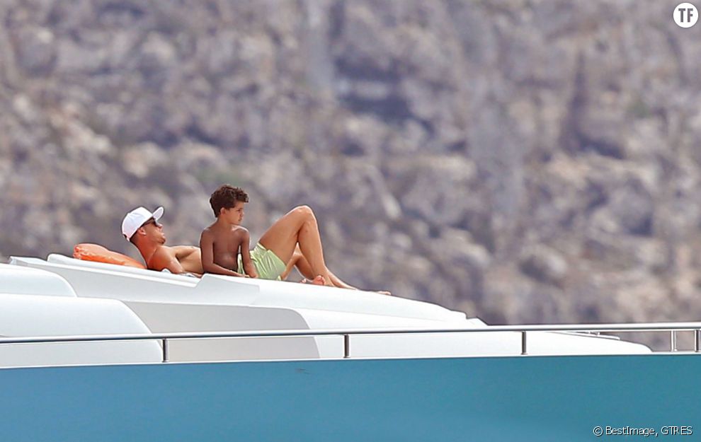 Cristiano Ronaldo se ressource avec son fils Cristiano Jr et sa mère Maria Dolores dos Santos Aveiro en vacances à Ibiza, le 13 juillet 2016