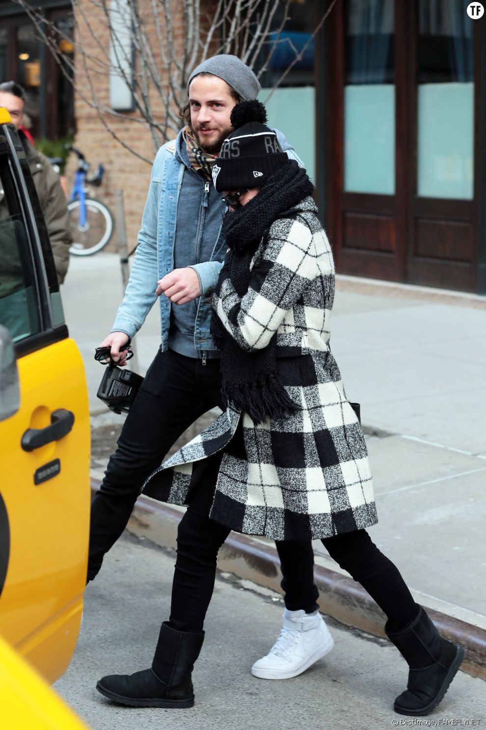 Margot Robbie se cache des photographes alors qu&#039;elle monte dans un taxi avec son petit ami Tom Ackerley à New York, le 7 février 2016