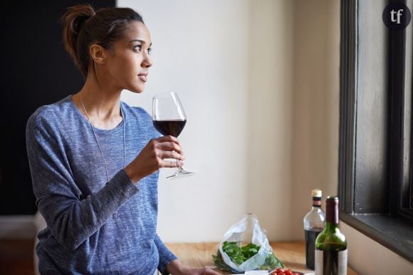 Femme dégustant un verre de vin