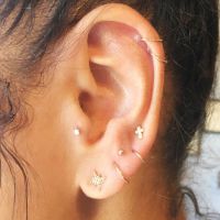 Les piercings constellation, la tendance boucles d'oreilles qu'on adore