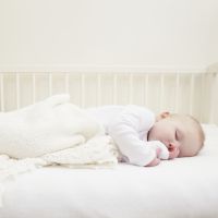 Pourquoi un bébé devrait dormir dans la chambre de ses parents