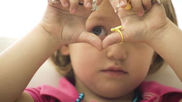 Comment et pourquoi utiliser la langue des signes avec bébé ?