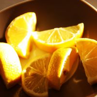 Pourquoi vous devriez mettre un citron coupé sur votre table de chevet