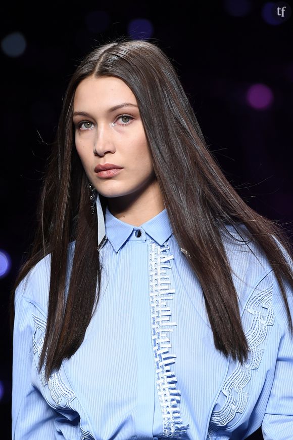 Bella Hadid et ses cheveux raides au défilé Versace