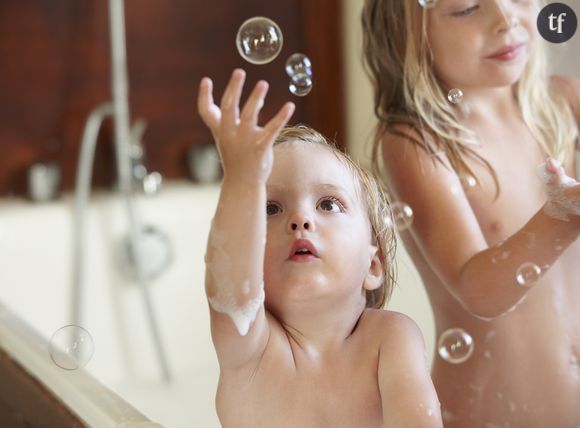 Faire des bulles dans le bain