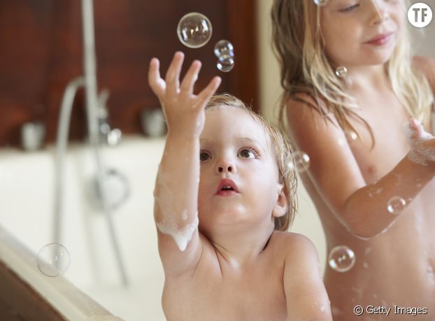 Faire des bulles dans le bain
