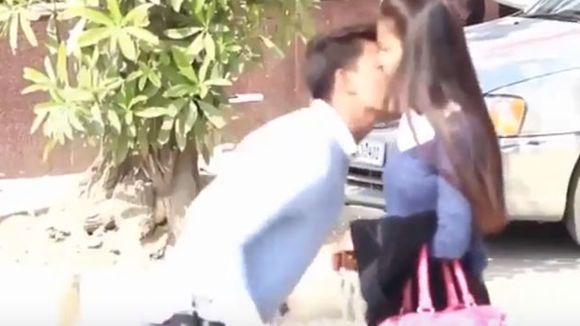 Ce Youtubeur indien crée le scandale en embrassant de force des femmes dans la rue