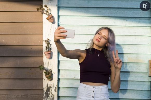 Pourquoi vous devriez arrêter de faire le signe de la paix sur vos selfies