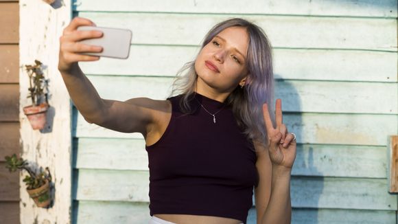 Voilà pourquoi vous ne devriez plus faire le signe de la paix sur vos selfies