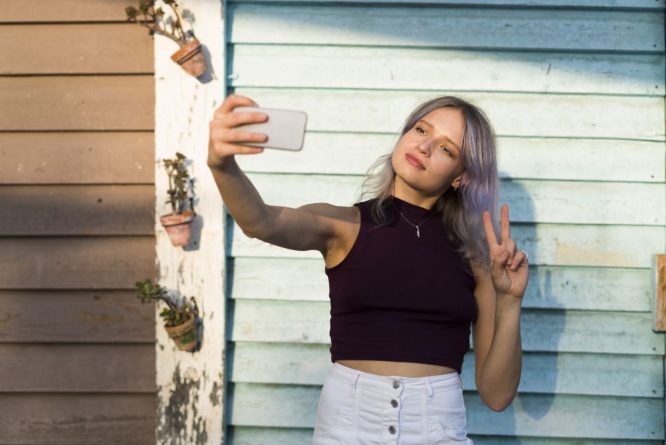Pourquoi vous devriez arrêter de faire le signe de la paix sur vos selfies