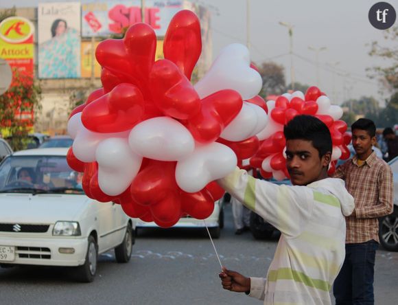 Un marchand de ballons embullant à Lahore, Pakistan.