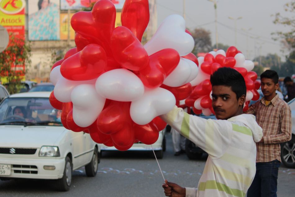 Un marchand de ballons embullant à Lahore, Pakistan.