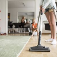 Tâches ménagères : le travail non rénuméré des femmes équivaut à 10 000 milliards de dollars