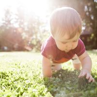 10 prénoms de bébé originaux inspirés par l'été