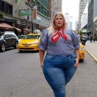 Cette blogueuse défie les grossophobes en bikini dans les rues de New York