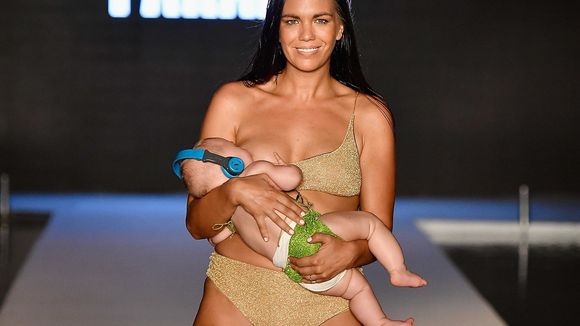 Ce mannequin fait sensation en allaitant sa fille sur le podium