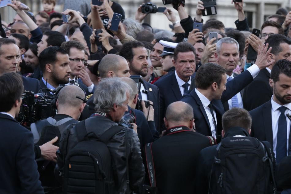 Emmanuel Macron et Alexandre Benalla lors d'un meeting le 1er avril 2017