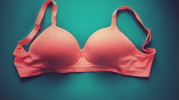 Virée parce qu'elle ne portait pas de soutien-gorge, elle poursuit ses anciens patrons