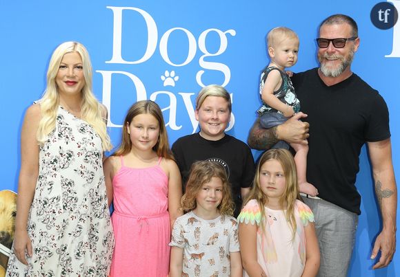 Tori Spelling avec ses 5 enfants et son compagnon Dean McDermott, à Los Angeles, Californie, 5 août.