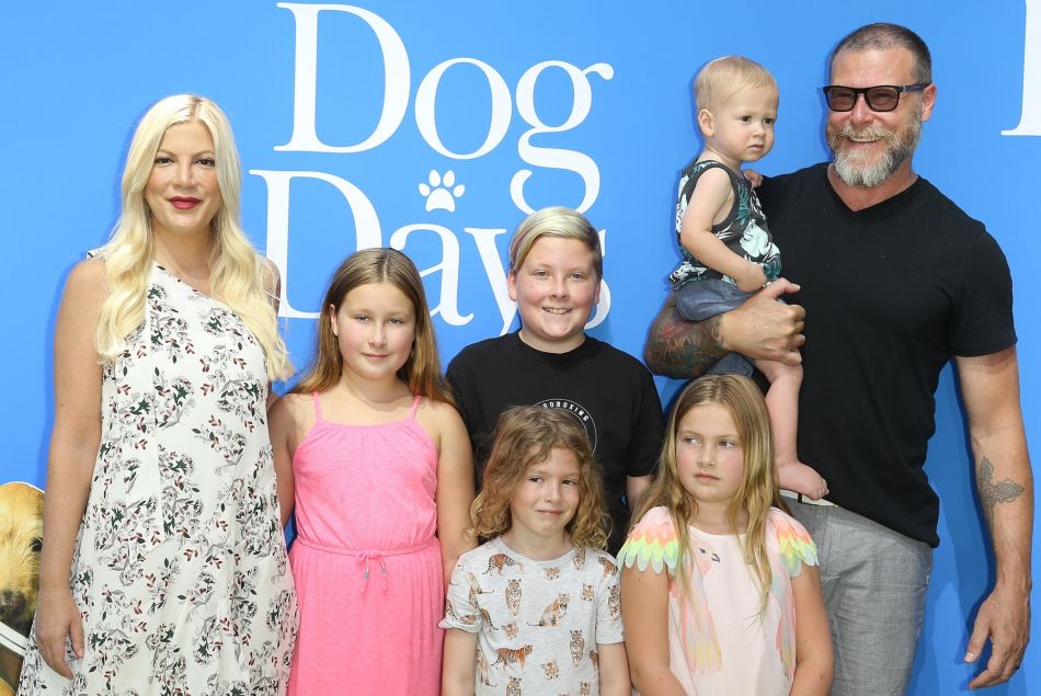 Tori Spelling avec ses 5 enfants et son compagnon Dean McDermott, à Los Angeles, Californie, 5 août.