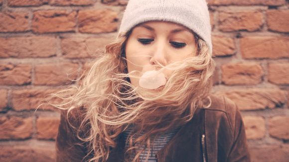 Nos cheveux tombent-ils vraiment plus en hiver ?