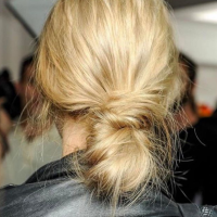 Le bun banane, la tendance coiffure pour quand on a la flemme