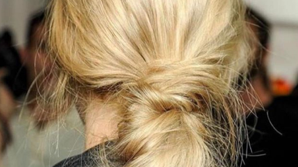 Le bun banane, la tendance coiffure pour quand on a la flemme