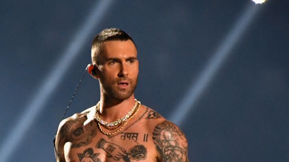 Pourquoi les tétons d'Adam Levine choquent-ils moins que ceux de Janet Jackson ?