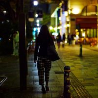 "Marchez comme une femme" : le petit guide à l'usage des hommes dans la rue