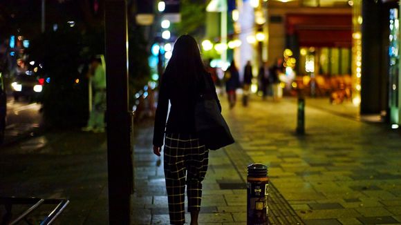 "Marchez comme une femme" : le petit guide à l'usage des hommes dans la rue