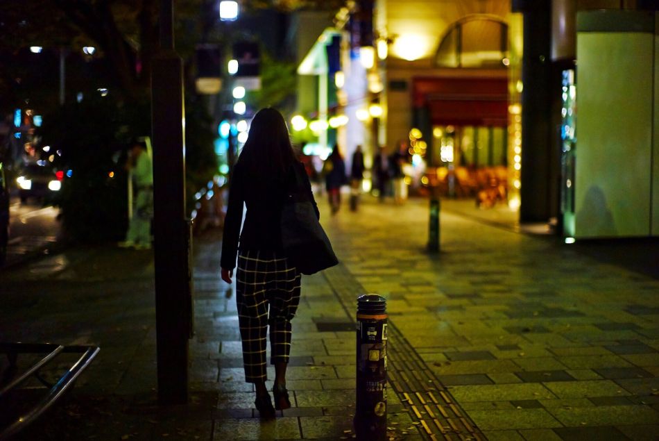 Femme marchant dans la rue