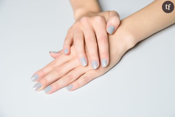 Le vernis gris, nouvelle tendance manucure