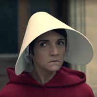 Florence Foresti parodie "The Handmaid's Tale" contre les violences conjugales