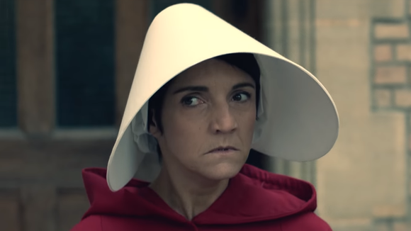 Florence Foresti parodie "The Handmaid's Tale" contre les violences conjugales