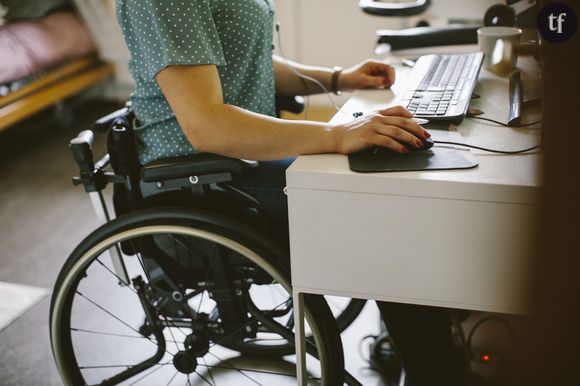 Femme en situation de handicap au travail