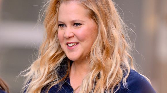 Amy Schumer pose nue enceinte et envoie valser les détracteurs grossophobes