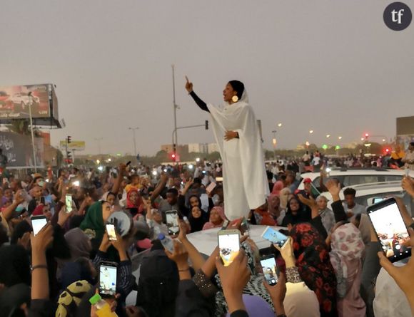 Une femme en blanc devient le symbole de la révolution soudanaise