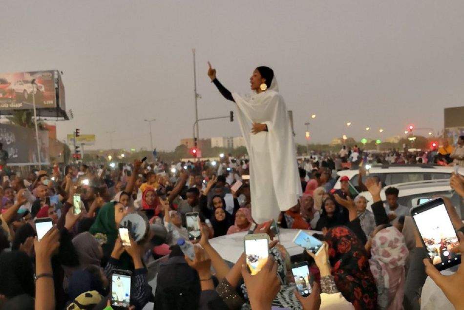 Une femme en blanc devient le symbole de la révolution soudanaise