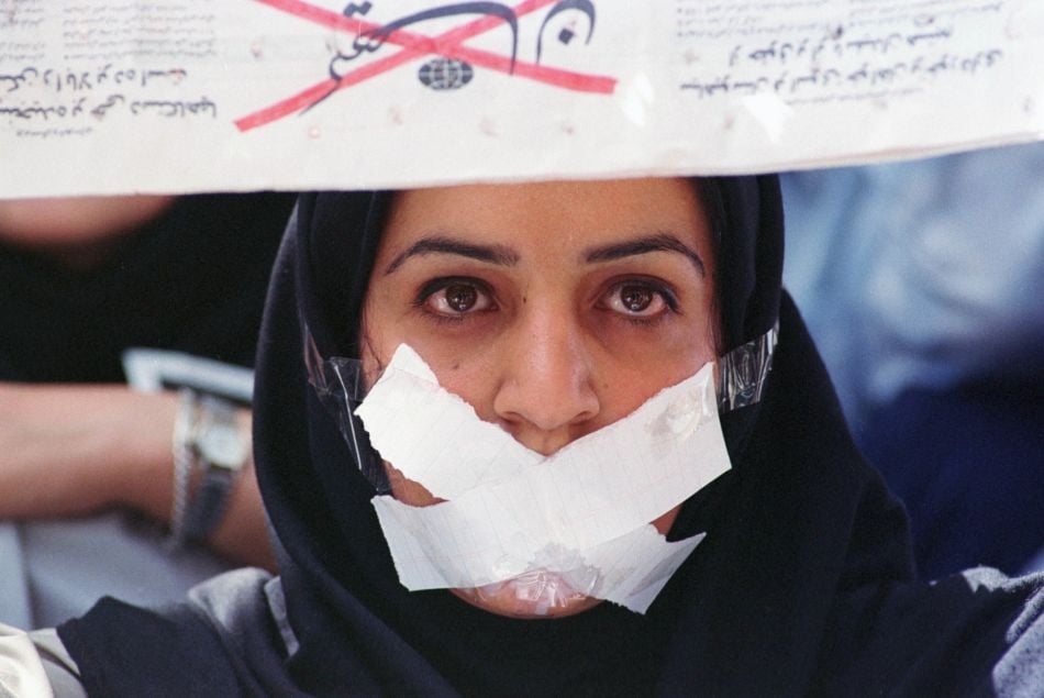 Une manifestante à Teheran.