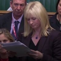 Le témoignage d'une députée britannique sur les violences conjugales bouleverse le Parlement
