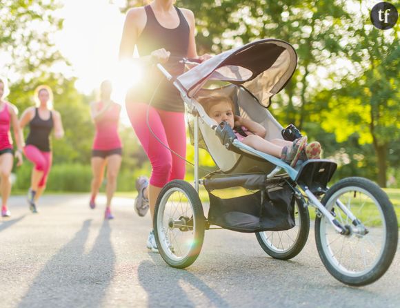 Cette maman athlète court un semi-marathon une poussette à la main et bat un record