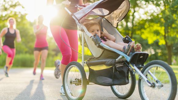 Cette mère athlète court un semi-marathon une poussette à la main et bat un record