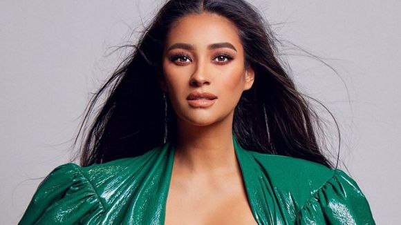 Critiquée sur sa photo d'allaitement, Shay Mitchell réplique de la meilleure des façons